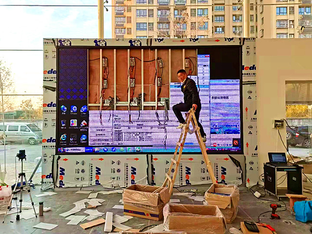 �Ϸ�ĳُ(g��u)��V��(ch��ng)����LED�@ʾ��